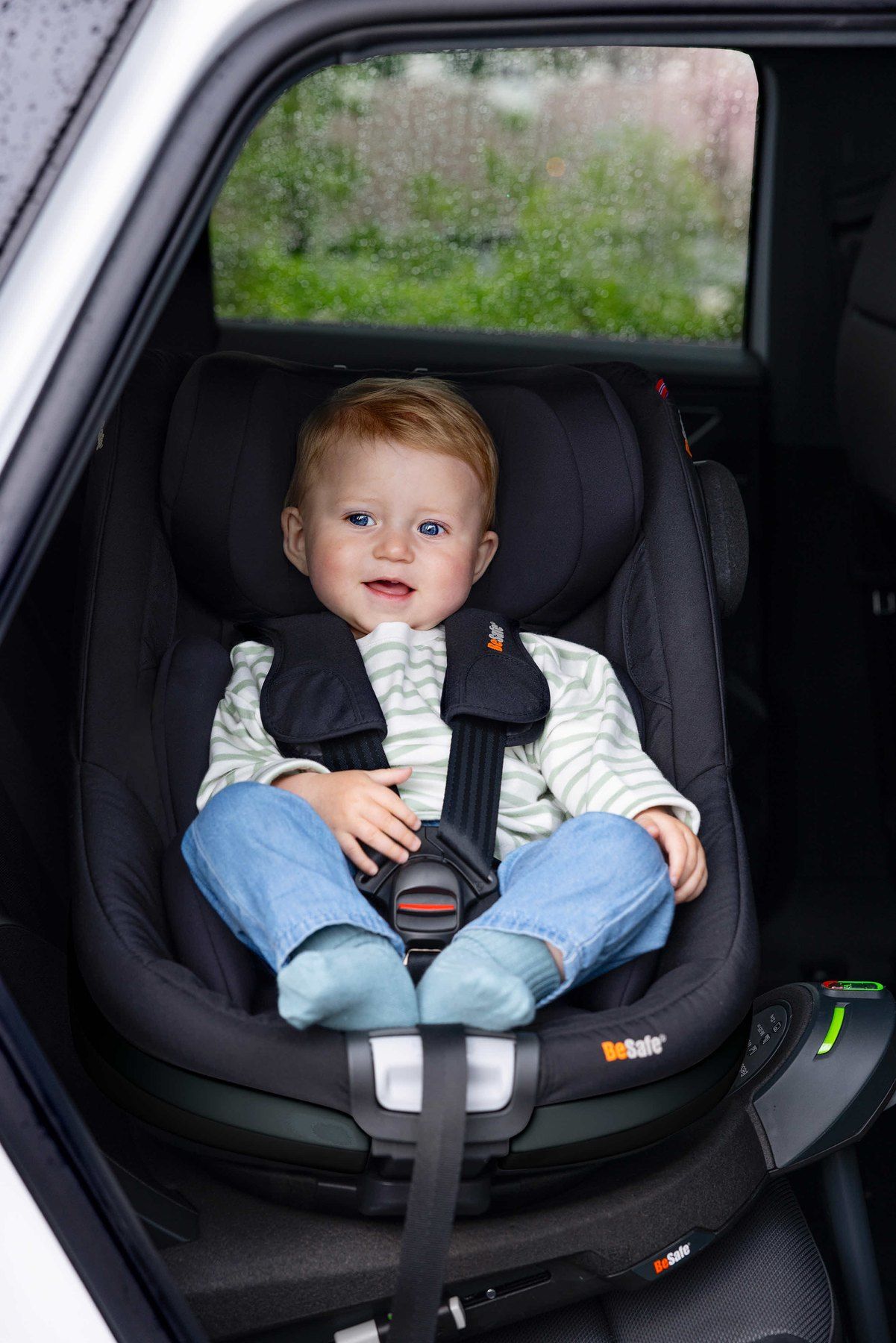 Un bébé assis dans un BeSafe Beyond à l'arrière d'une voiture.