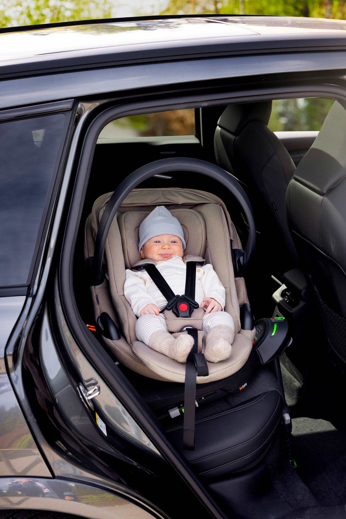 Un bébé installé dans un BeSafe Go Beyond, vu depuis la portière.