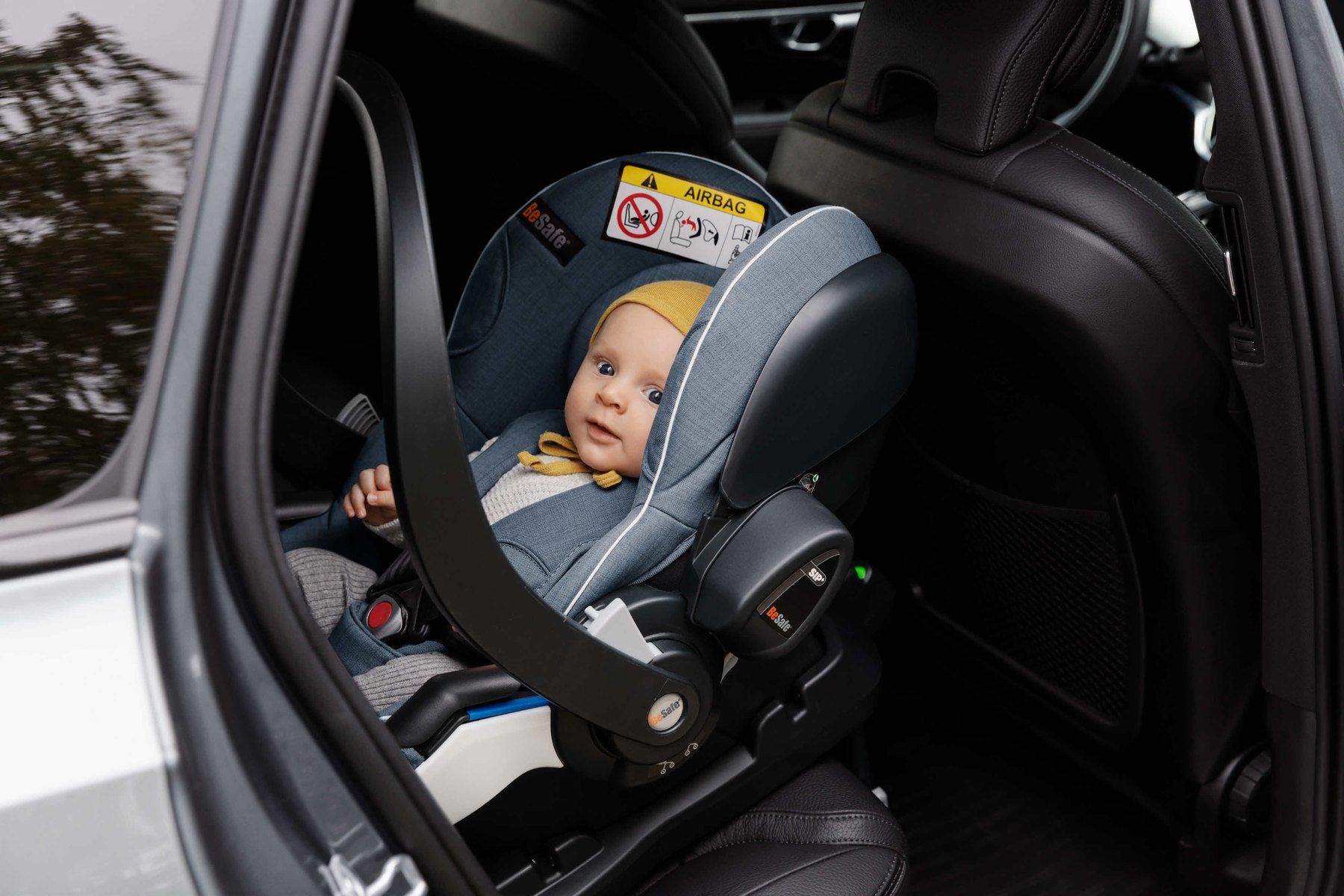 Un bébé dans la coque BeSafe iZi Go Modular X2 installée à l'arrière d'une voiture.