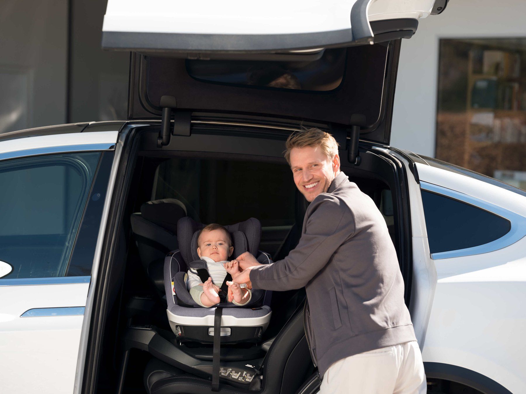 Un papa et son bébé devant un BeSafe iZi Twist B, portière ouverte.