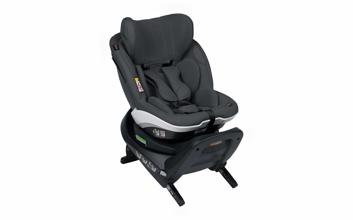 Le siège auto BeSafe iZi Twist vu de trois quarts, sur fond blanc.