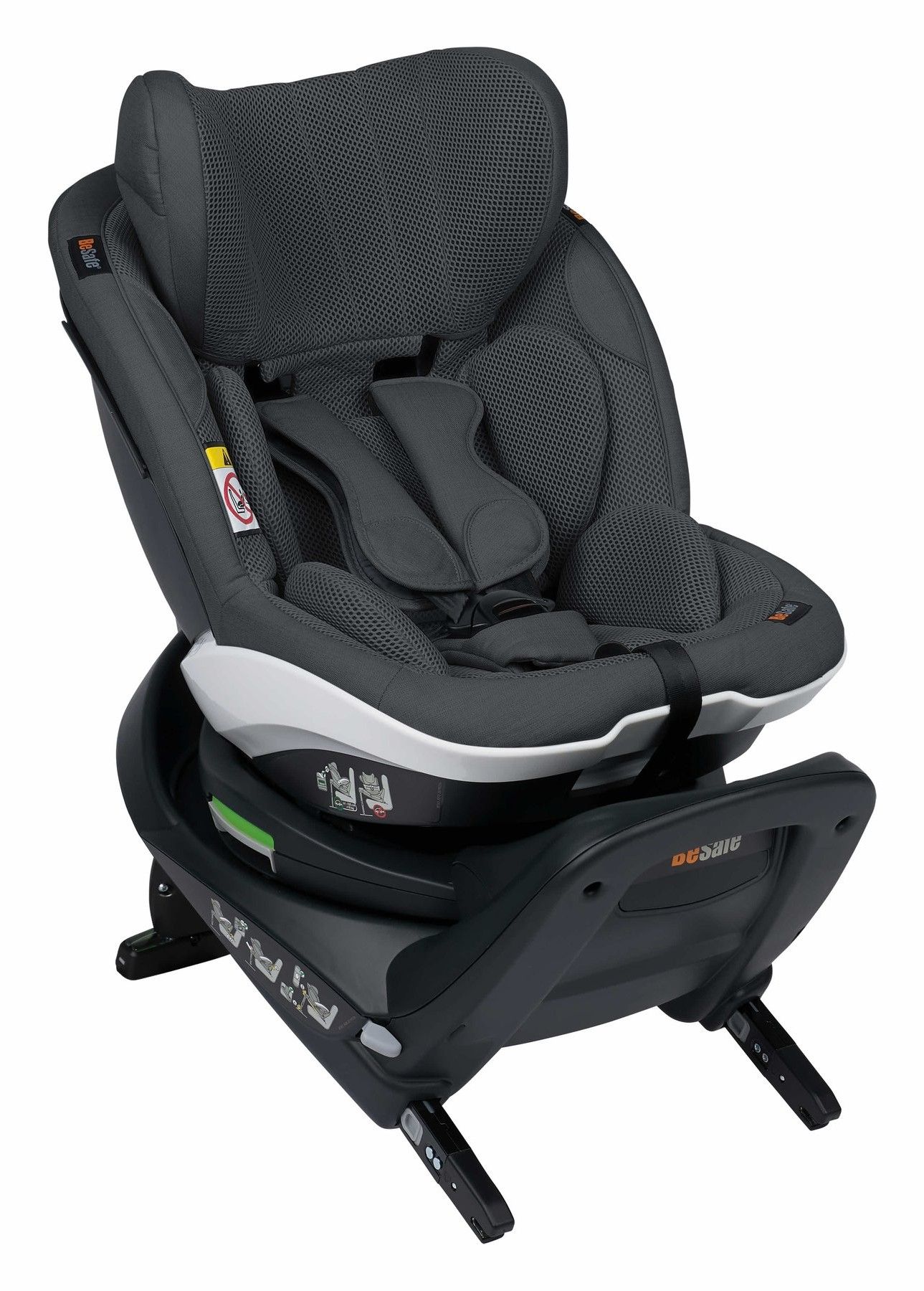 Le siège auto BeSafe iZi Twist vu de trois quarts, sur fond blanc.