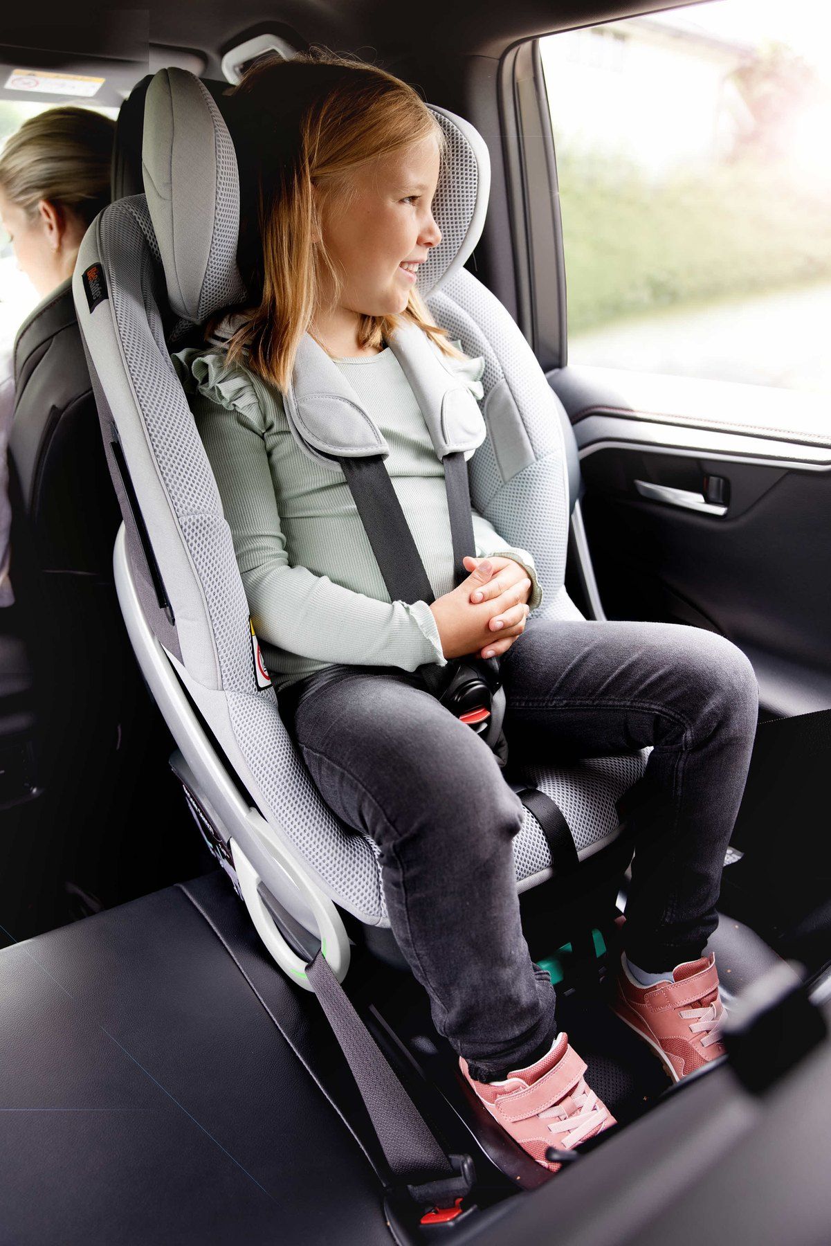 Une fillette de profil assise dans un BeSafe Stretch en voiture.