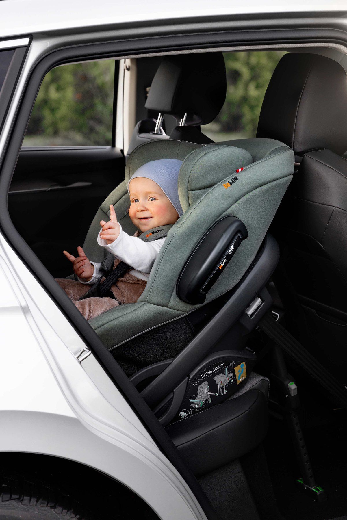Un bébé installé dans un BeSafe Stretch B à l'arrière d'une voiture.