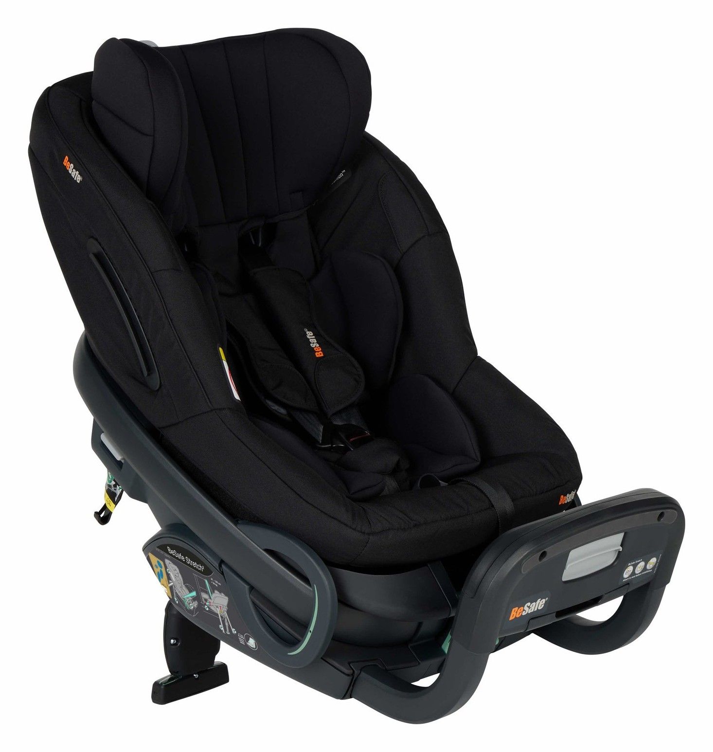 Le siège auto BeSafe Stretch B vu de trois quarts, sur fond blanc.