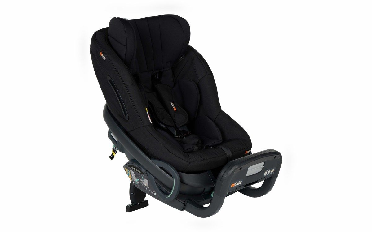 Le siège auto BeSafe Stretch B vu de trois quarts, sur fond blanc.