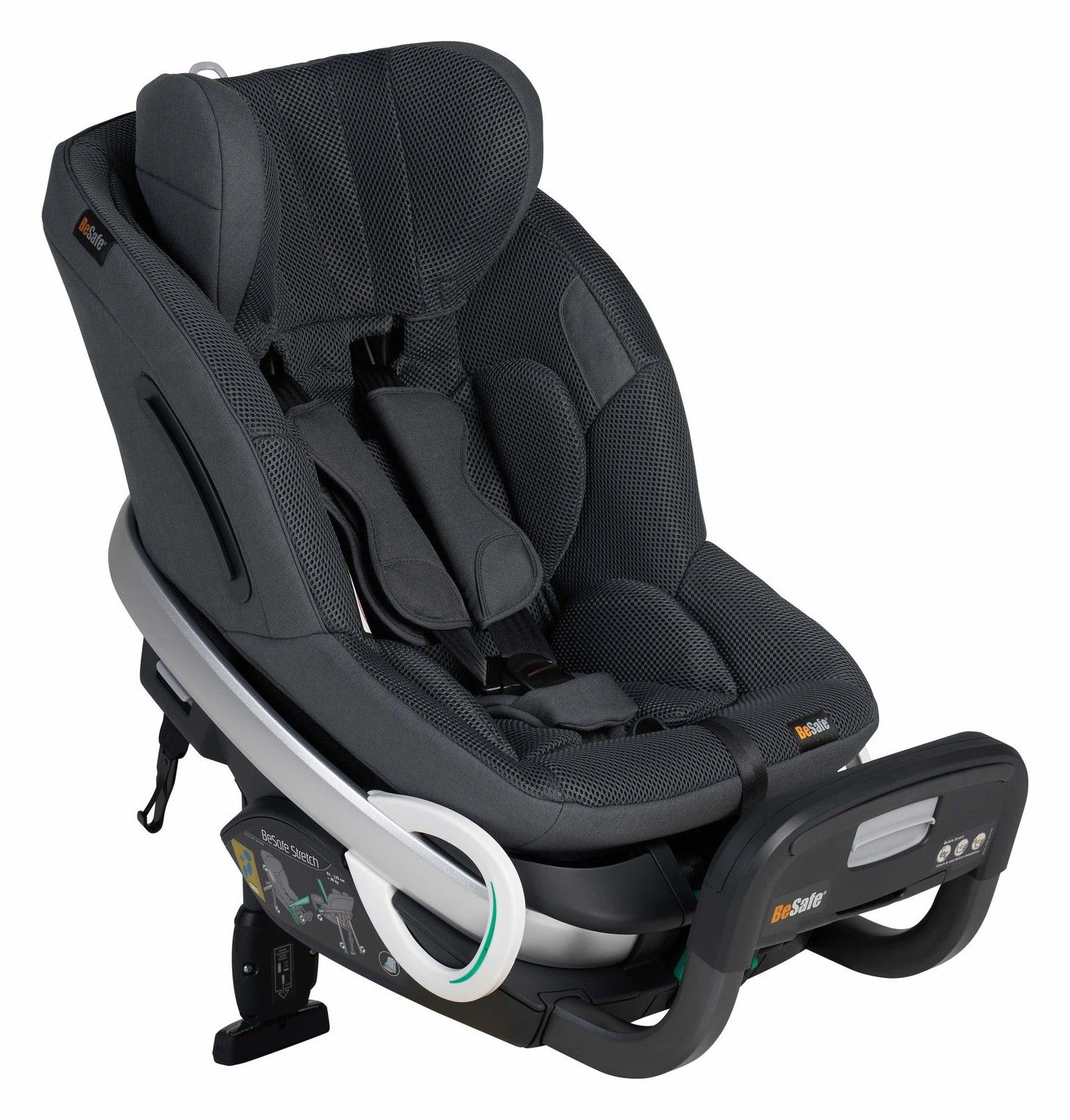 Le siège auto BeSafe Stretch vu de trois quarts, sur fond blanc.