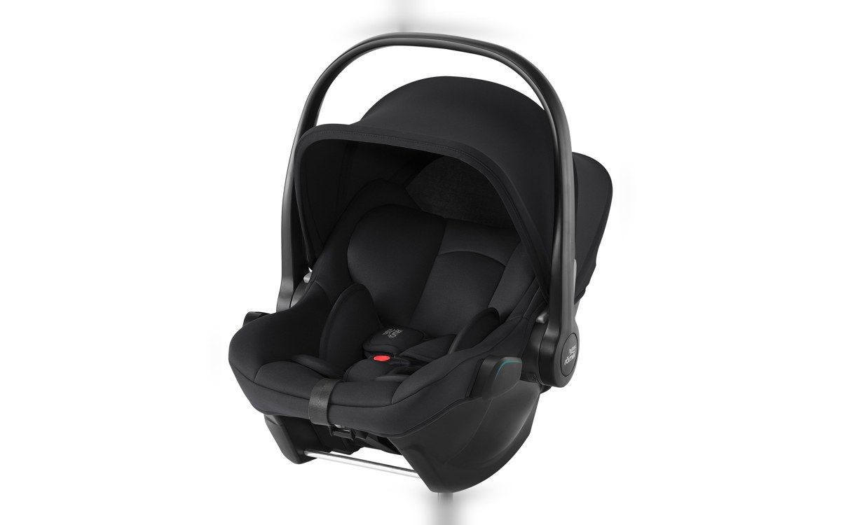 La coque Baby-Safe Core vue de trois quarts, avec sa poignée relevée et sa capote