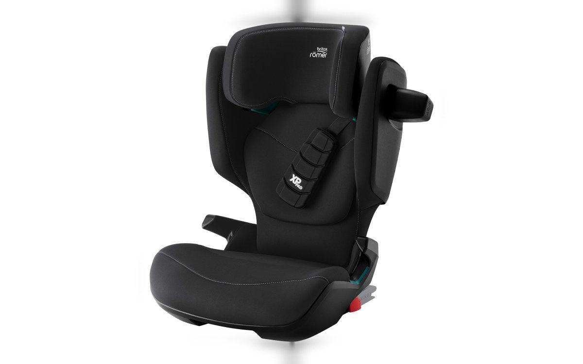 Le rehausseur Kidfix Pro vu de trois quarts, avec son coussin d'épaule pour la ceinture