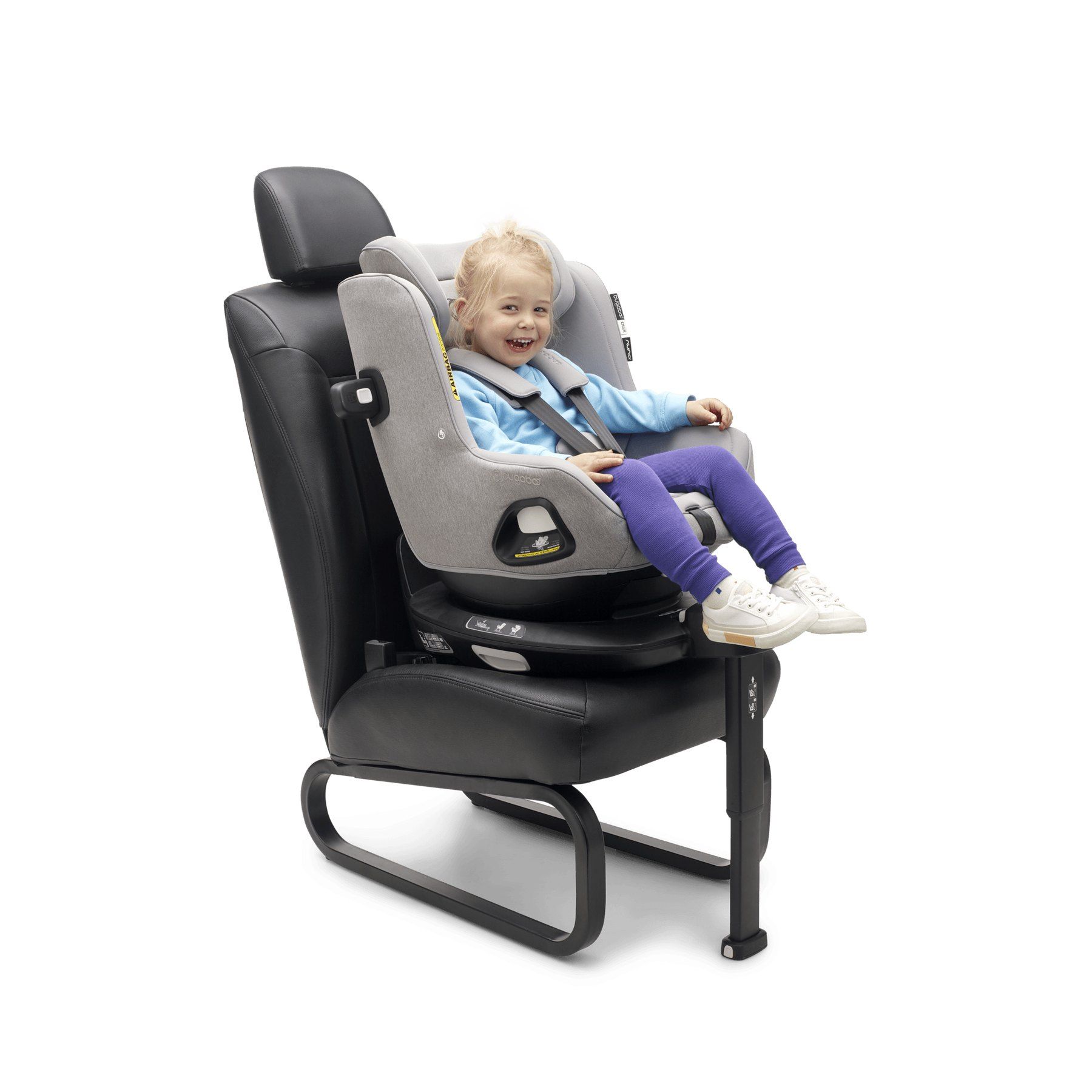 Un enfant assis en souriant dans le Bugaboo Owl by Nuna, installé sur un siège