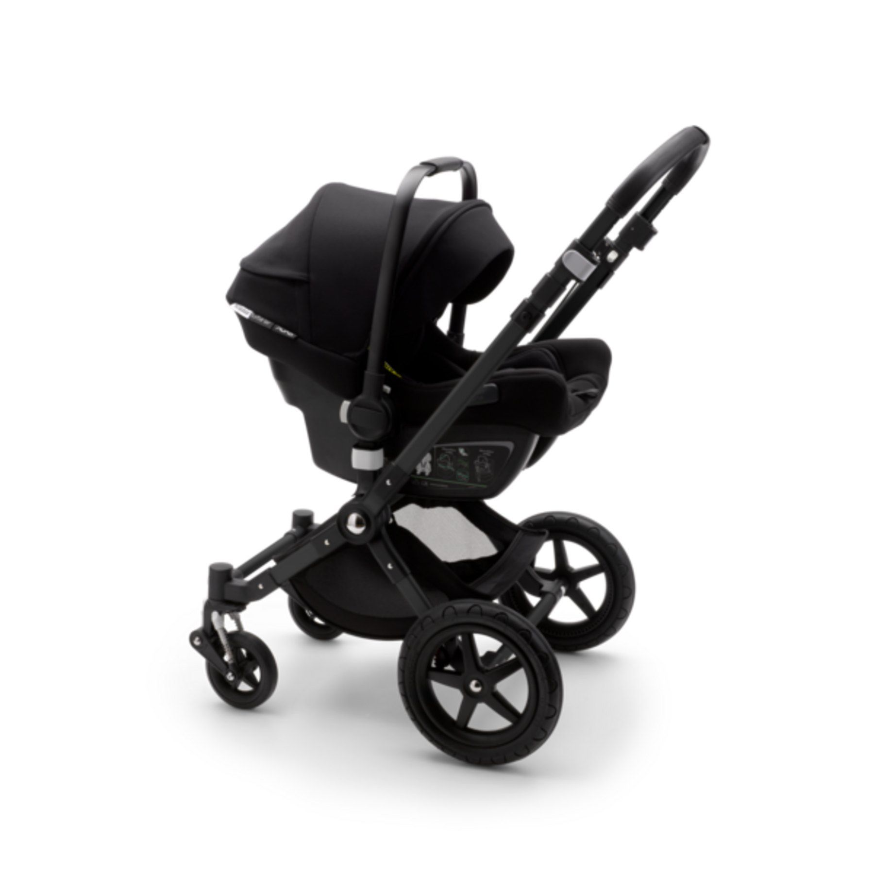 Coque Bugaboo Turtle Air by Nuna fixée sur une poussette, vue de profil