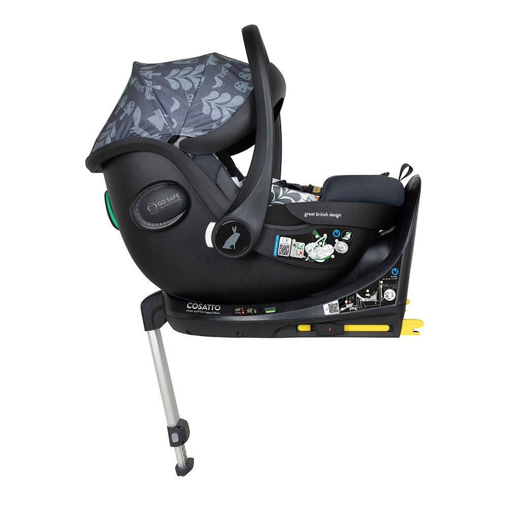 Coque Cosatto Acorn i-Size posée sur sa base avec jambe de force, vue de profil