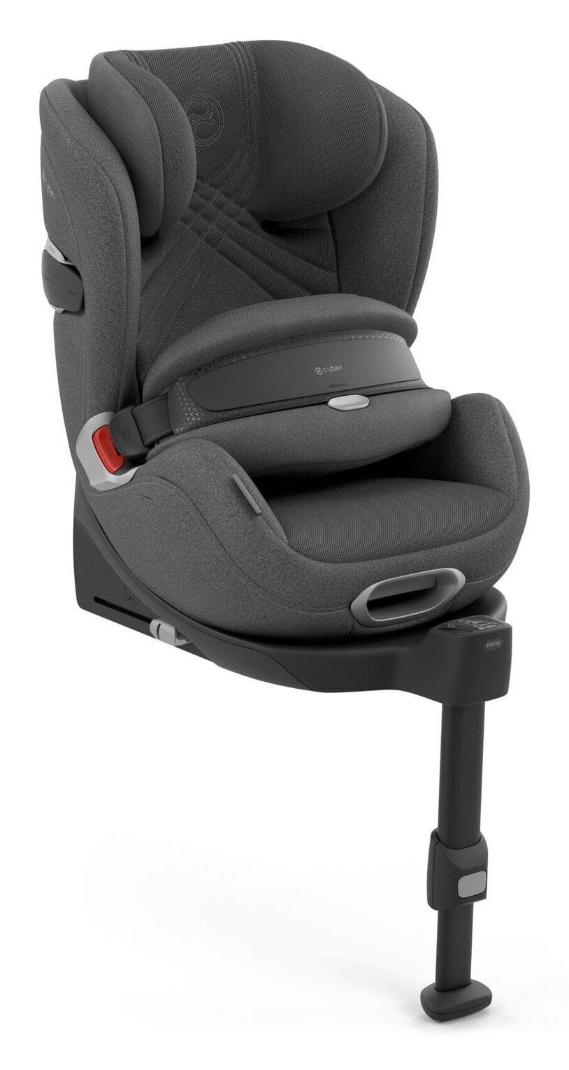 Siège auto à bouclier Cybex Anoris T2 i-Size vu de trois quarts, avec son bouclier d'impact, sur sa base avec jambe de force, sur fond blanc.