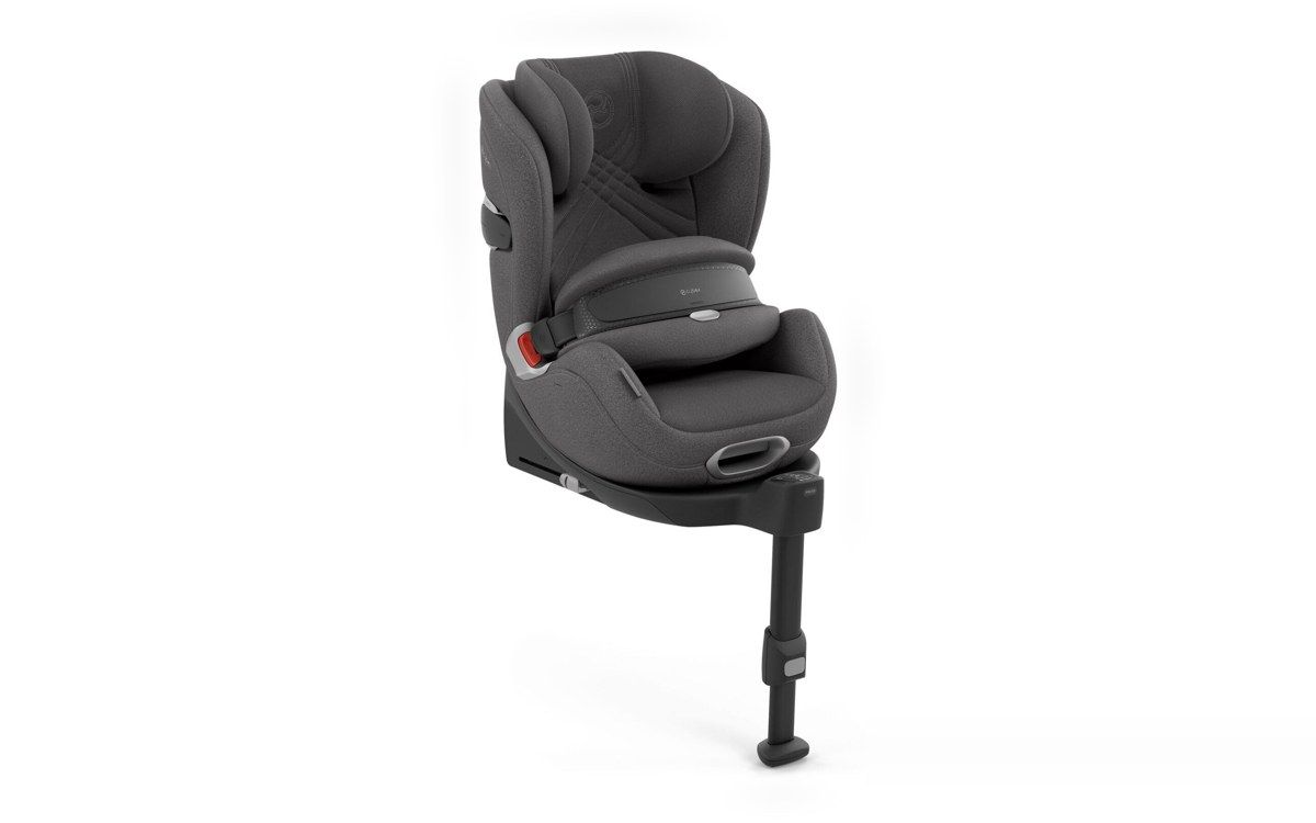 Siège auto à bouclier Cybex Anoris T2 i-Size vu de trois quarts, avec son bouclier d'impact, sur sa base avec jambe de force, sur fond blanc.