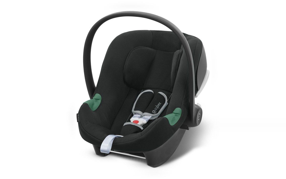 Coque bébé Cybex Aton B2 i-Size vue de trois quarts, avec sa poignée relevée, sur fond blanc.