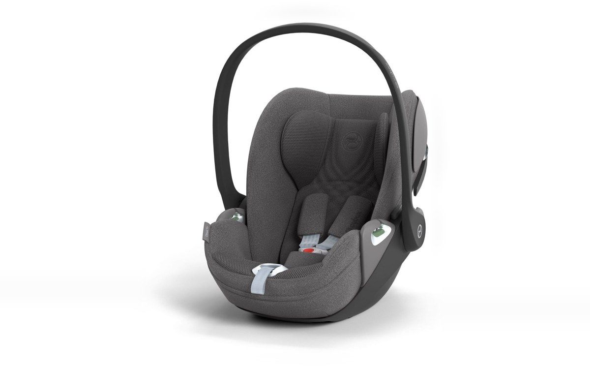 Coque bébé Cybex Cloud T i-Size vue de trois quarts, avec sa poignée relevée, sur fond blanc.