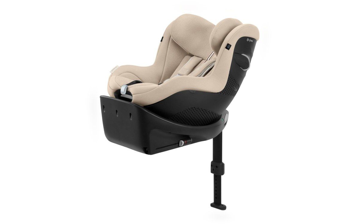 Siège auto pivotant Cybex Sirona Gi i-Size vu de trois quarts sur sa base avec jambe de force, sur fond blanc.