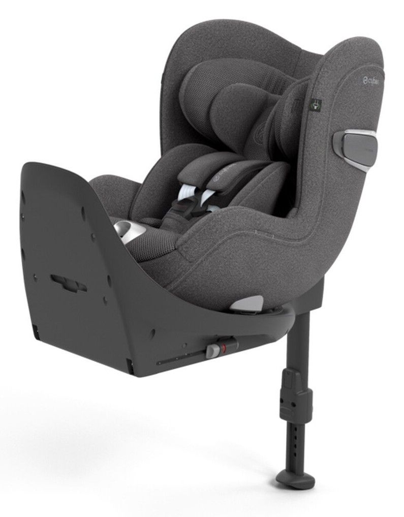 Siège auto pivotant Cybex Sirona T i-Size vu de trois quarts sur sa base avec jambe de force, sur fond blanc.