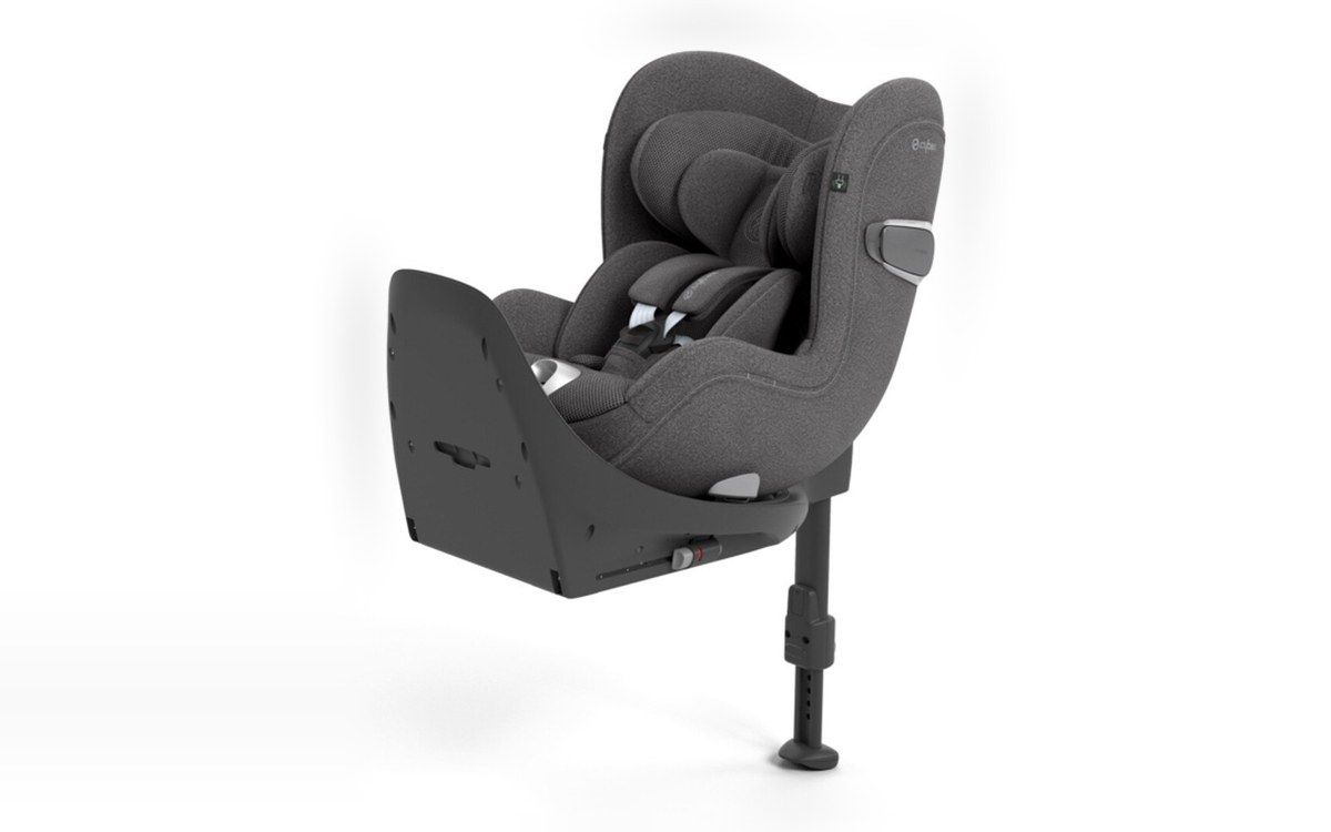 Siège auto pivotant Cybex Sirona T i-Size vu de trois quarts sur sa base avec jambe de force, sur fond blanc.