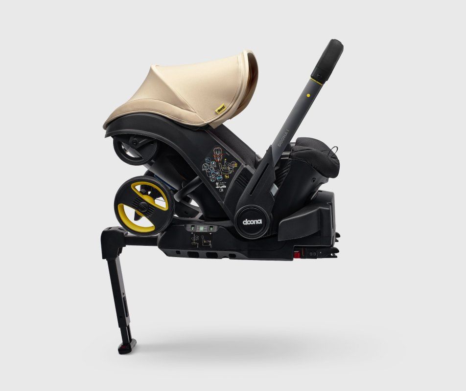 Doona i posé sur sa base ISOFIX, vu de profil