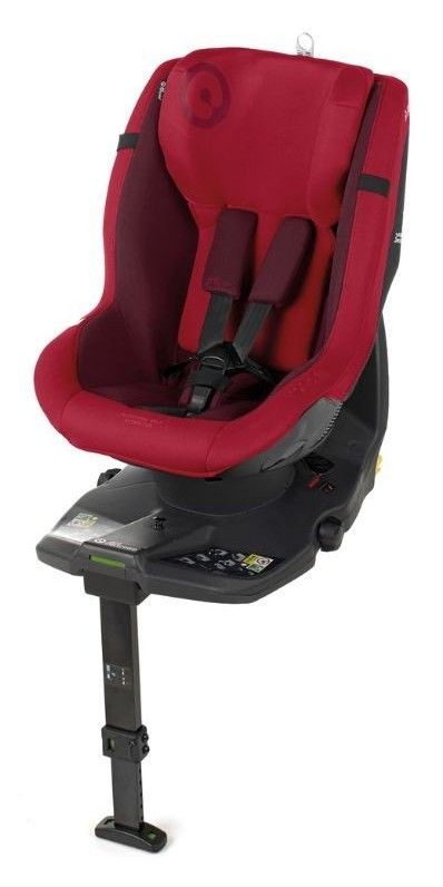 Le siège Concord iKonic R rouge vu de trois quarts, posé sur sa base avec sa jambe de force
