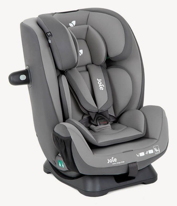 Siège auto Joie Every Stage R129 vu de trois quarts, avec harnais et réducteur