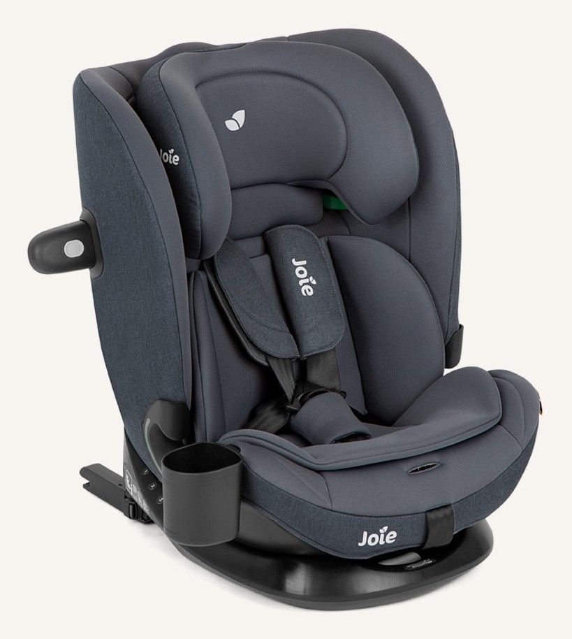 Siège auto Joie i-Bold vu de trois quarts, avec harnais, réducteur et porte-gobelet