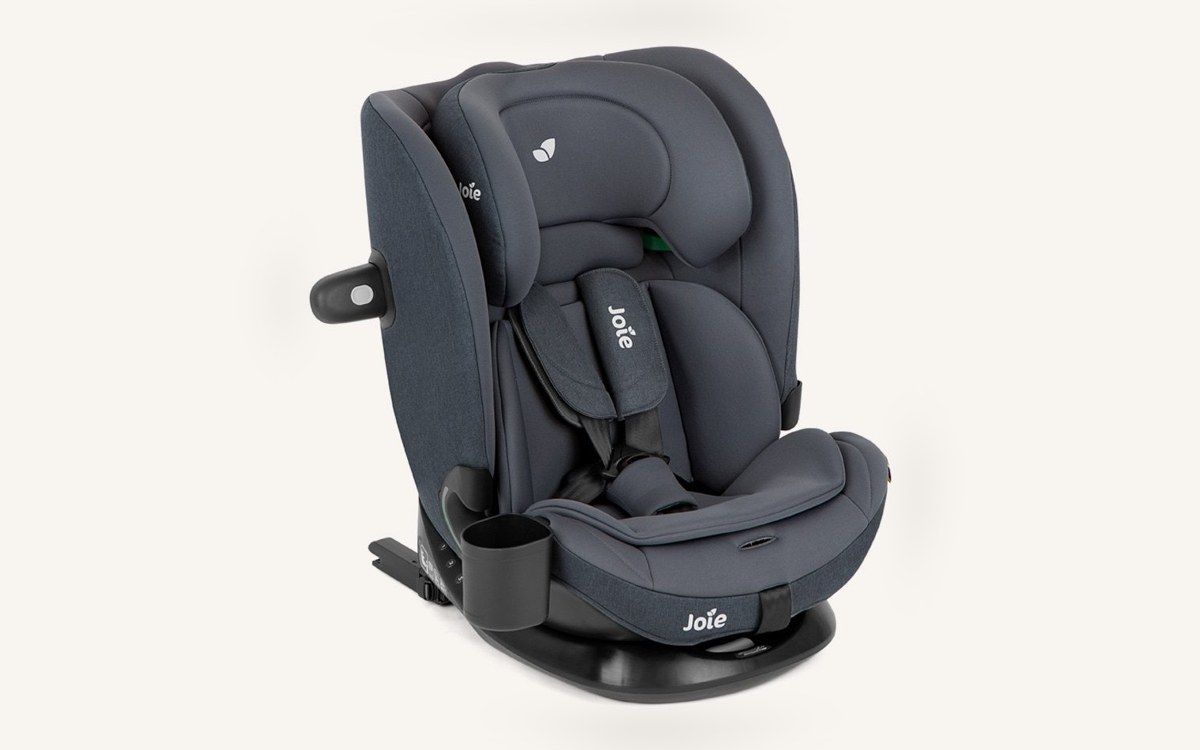 Siège auto Joie i-Bold vu de trois quarts, avec harnais, réducteur et porte-gobelet