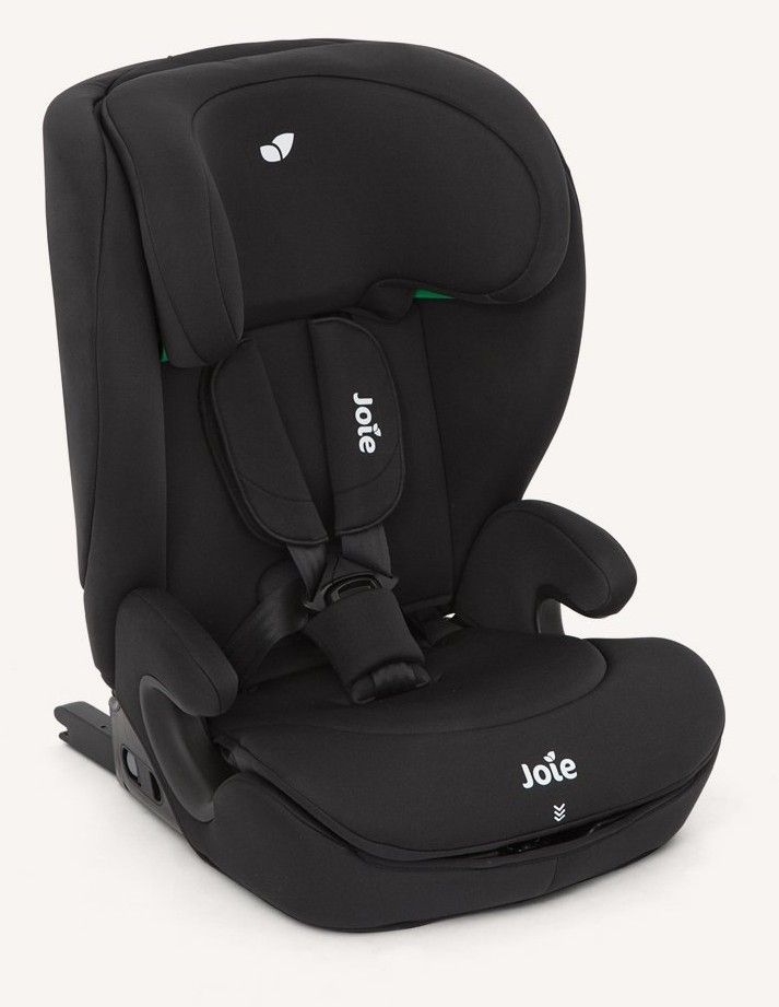 Siège auto Joie i-Irvana vu de trois quarts, avec harnais et accoudoirs