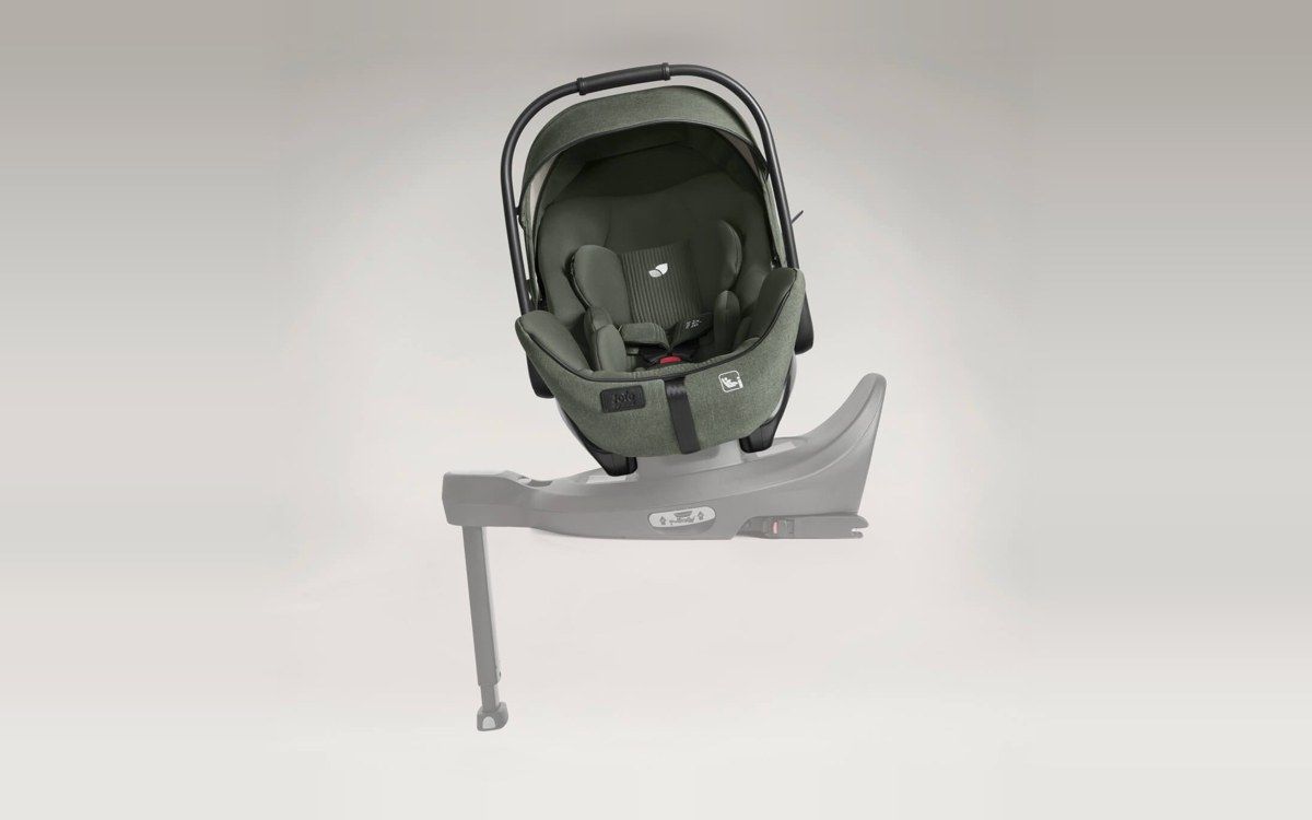 Siège auto bébé Joie i-Level Pro posé sur sa base, vu de trois quarts