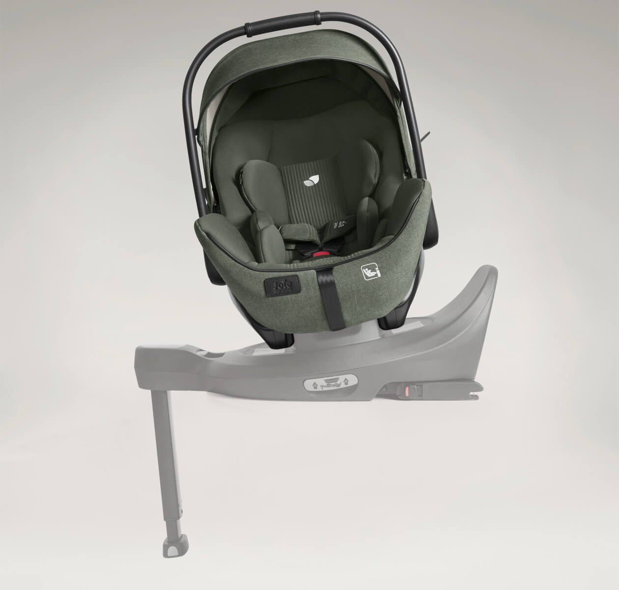 Siège auto bébé Joie i-Level Pro posé sur sa base, vu de trois quarts