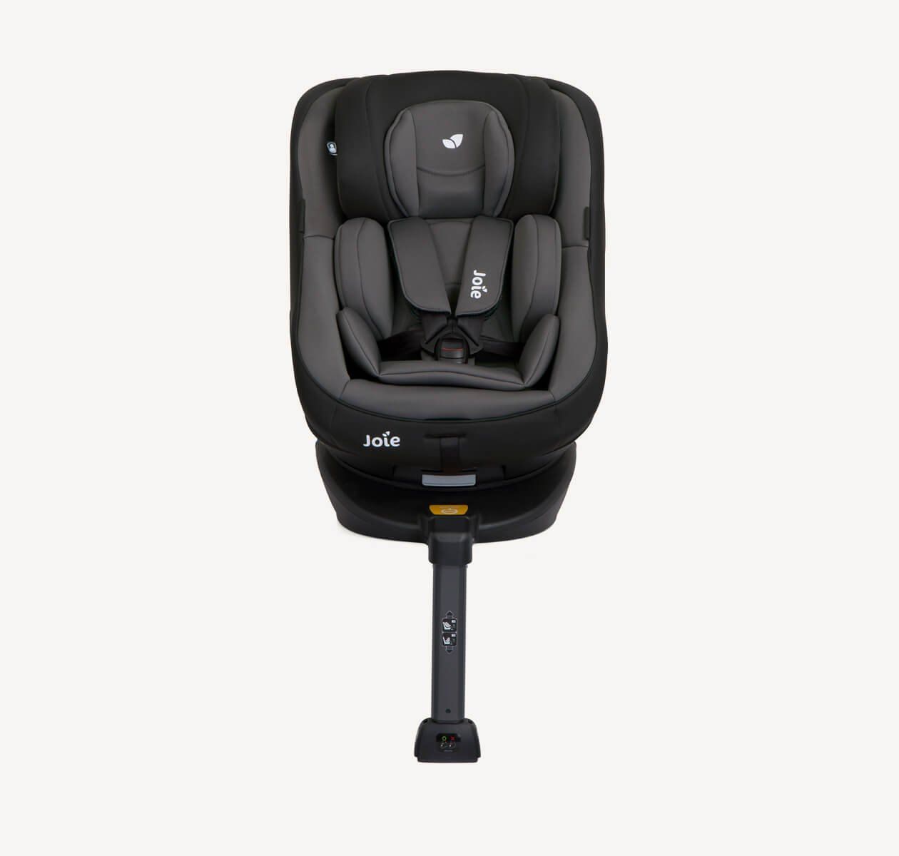 Le siège Joie Spin 360 vu de face, sur sa base ISOFIX avec la jambe de force.