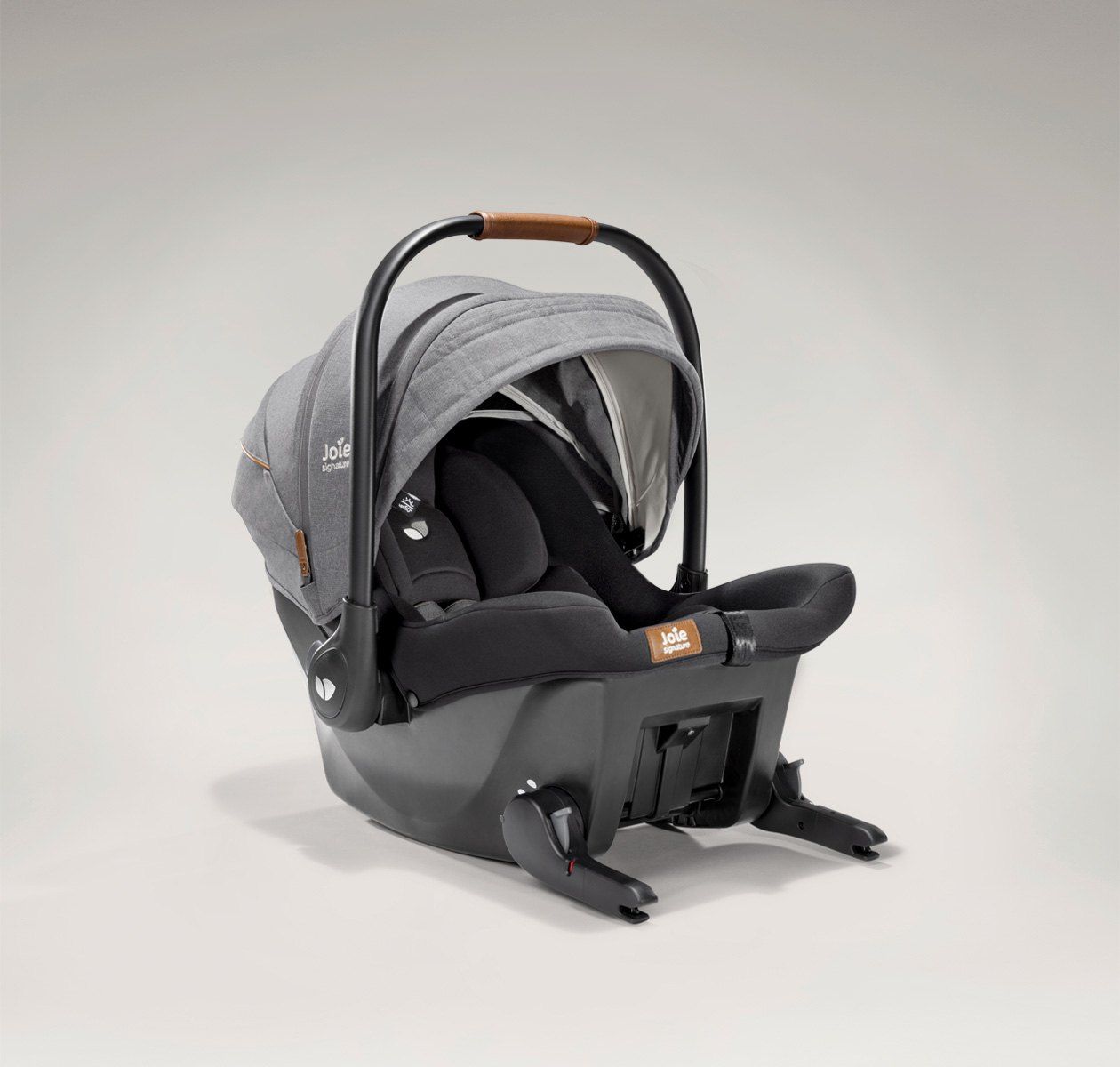 La coque Joie Sprint vue de trois quarts, avec son ISOFIX intégré et sa jambe de force.