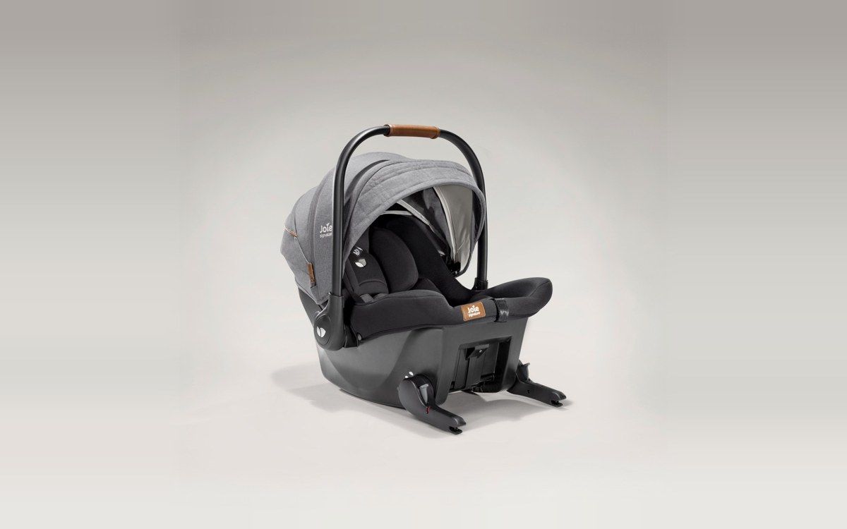 La coque Joie Sprint vue de trois quarts, avec son ISOFIX intégré et sa jambe de force.