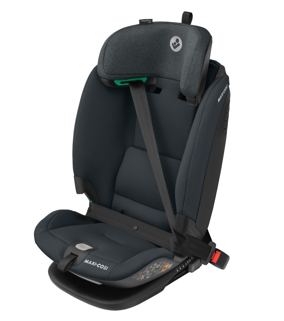 Maxi-Cosi Titan Plus i-Size installé avec la ceinture de la voiture, vu de trois quarts