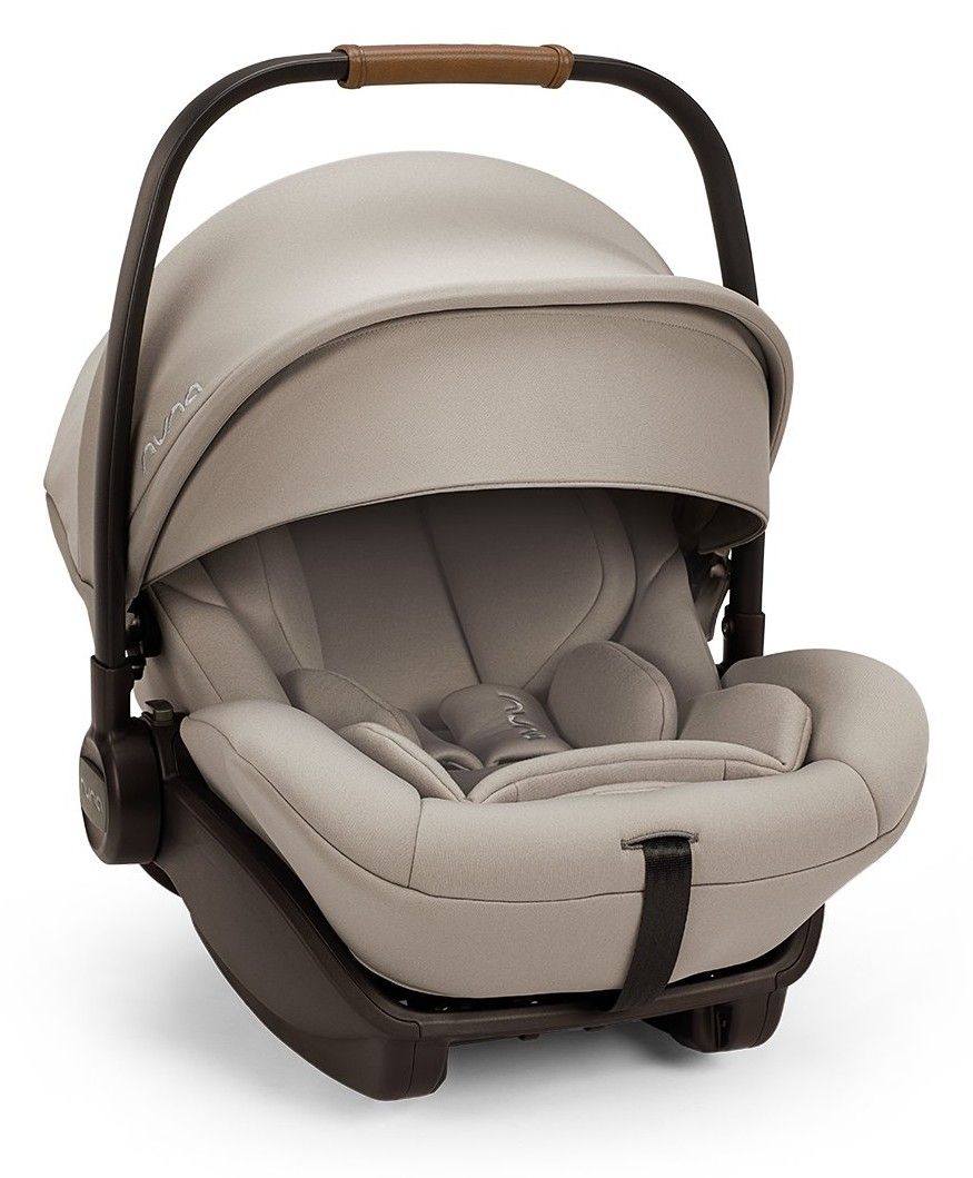 Coque bébé Nuna Arra Next vue de trois quarts, capote relevée et poignée gainée de cuir, sur fond blanc.