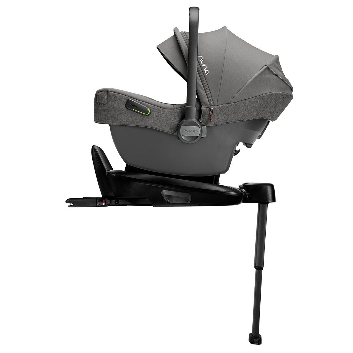 Coque Nuna Pipa Next posée sur sa base ISOFIX avec jambe de force, vue de profil.
