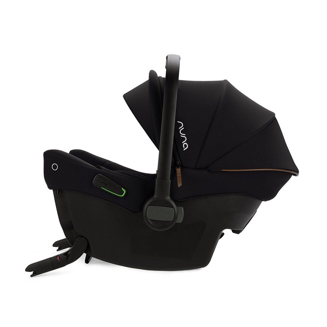 Coque Nuna Pipa Urbn vue de profil, avec ses ancrages ISOFIX rigides à l'arrière, capote relevée.
