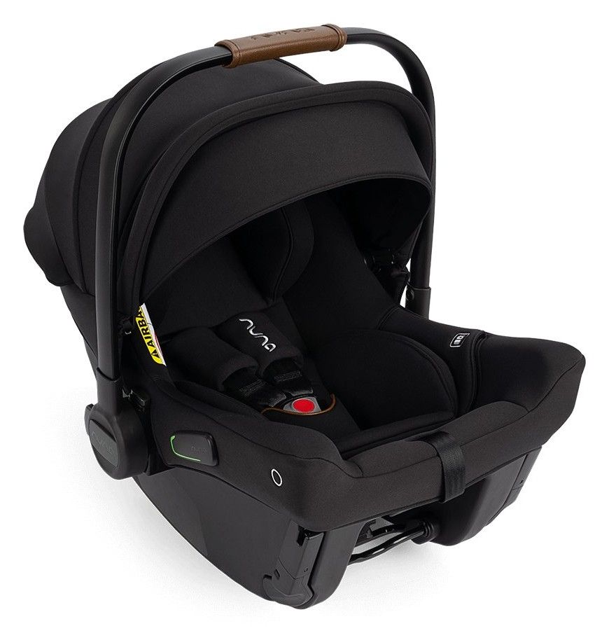 Coque bébé Nuna Pipa Urbn vue de trois quarts, capote relevée, sur fond blanc.