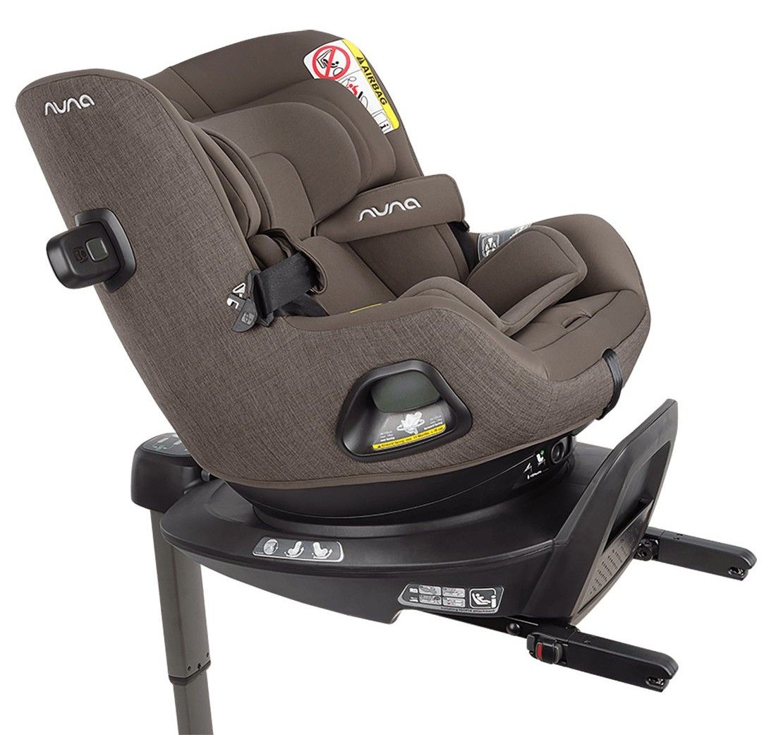 Siège auto pivotant Nuna Pruu vu de trois quarts sur sa base avec jambe de force, sur fond blanc.