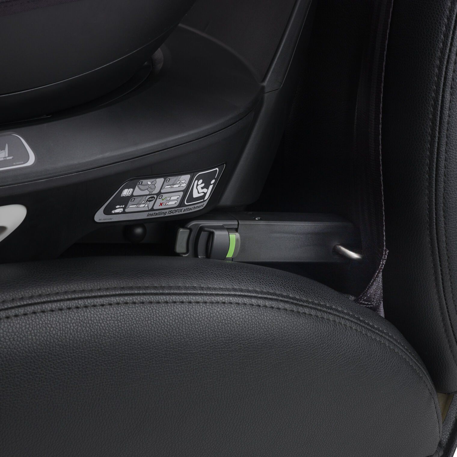 Gros plan sur un connecteur ISOFIX enclenché au pied du dossier de la banquette, avec les pictogrammes de l'étiquette du siège